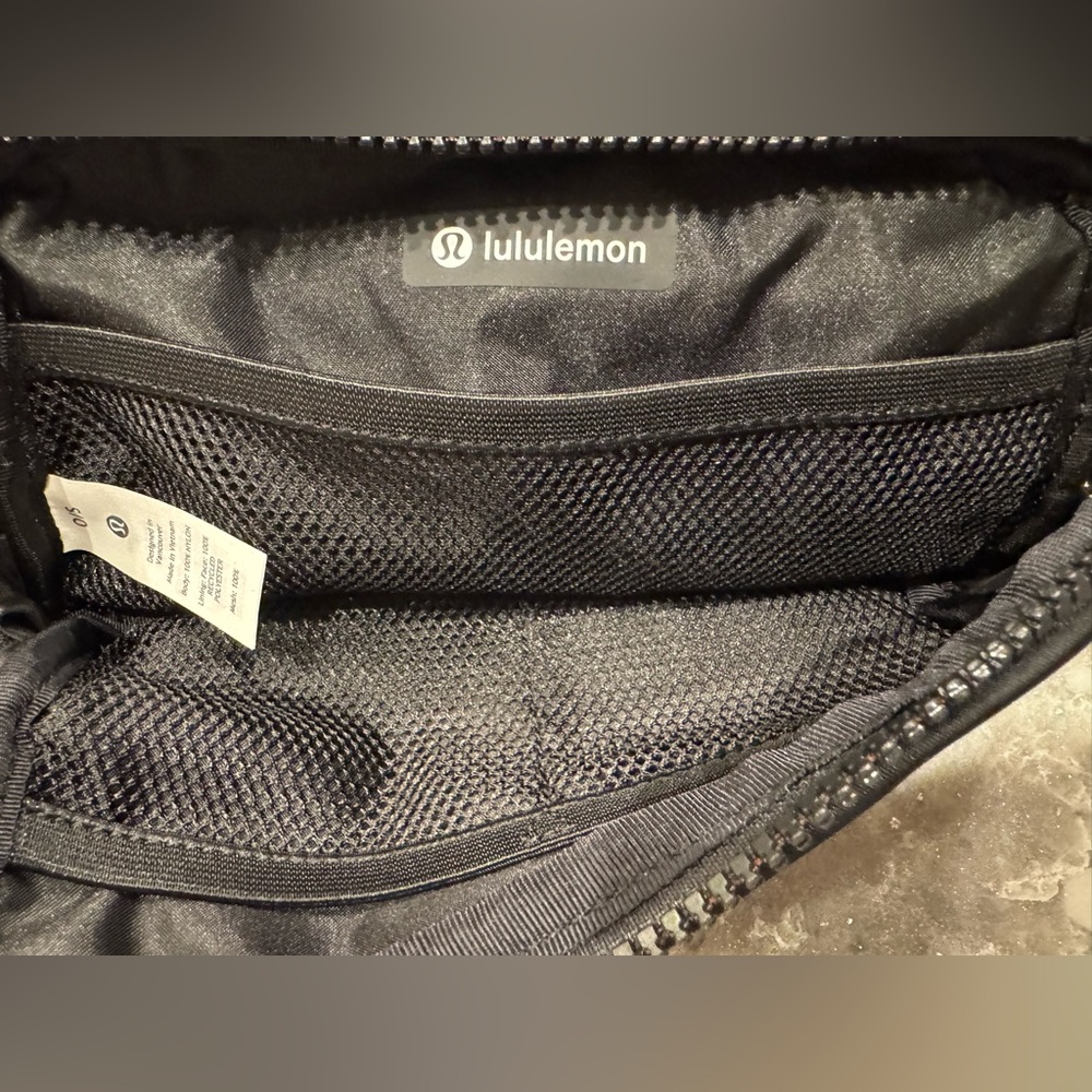 NWT lululemon Everywhere Belt Bag, black and gold with black plastic buckle - Picture 5 of 5